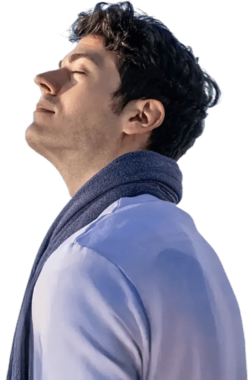 Uśmiechnięty mężczyzna świętujący sukces — profesjonalne biuro rachunkowe Caishen w Warszawie